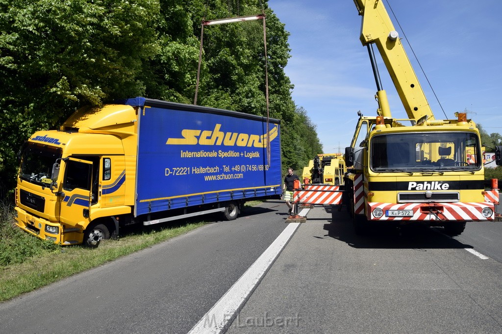 LKW in Boeschung A 3 Rich Frankfurt Hoehe Roesrath Lohmar P195.JPG - Miklos Laubert